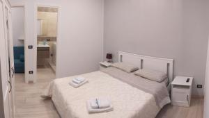 那不勒斯Civico85的白色卧室配有带2条毛巾的床