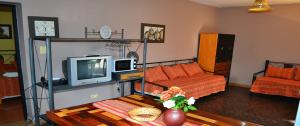 圣洛伦索Cabañas del Norte的带沙发和电视的客厅