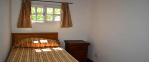 圣洛伦索Cabañas del Norte的一间小卧室,配有床和窗户