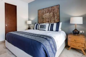 图卢姆Paramar Terra的一间卧室配有一张带蓝色墙壁的大床