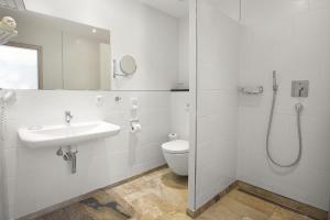 恩斯特安德鲁别墅酒店的白色的浴室设有水槽和卫生间。