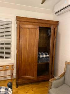 萨默维尔Cottage的木柜,位于房间角落