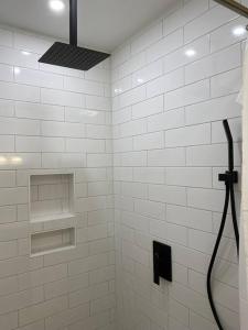 萨默维尔Cottage的白色的浴室设有淋浴和软管