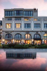 比亚里茨巴黎酒店兼咖啡馆的水体中反射的建筑物