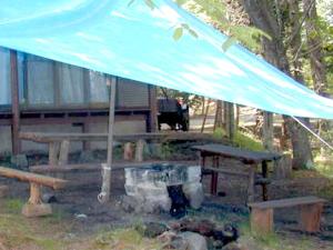 轻井泽轻井泽度假屋的野餐桌和帐篷上的蓝色 ⁇ 
