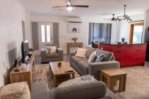 马库拉Meraki Villa的客厅配有两张沙发和一个红色橱柜