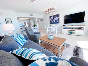 巴拿马城海滩Emerald Bay Escape的客厅配有沙发和桌子