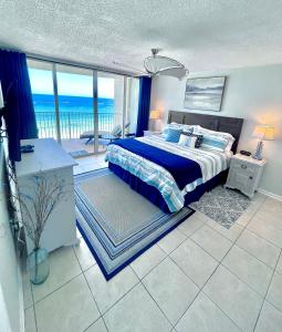巴拿马城海滩Emerald Bay Escape的一间卧室设有一张床,享有海景