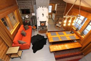 萨利色尔卡Kuukkeli Log Houses Aurora Cabin - Jaspis的享有带橙色家具的客厅的顶部景致。
