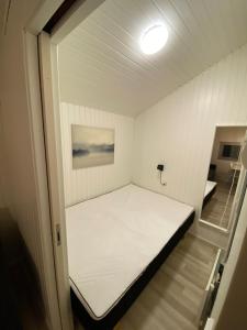 格雷诺Grenaa Strand Camping的一间小房间,里面设有白色的床
