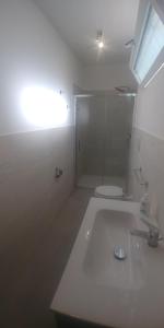 滨海波利尼亚诺Lumarosa Country的白色的浴室设有水槽和卫生间。