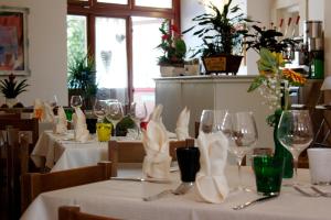 Poggio PicenzePaneolio Food and Drink B&B的餐厅设有餐桌、白色桌布和酒杯