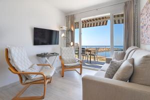 科洛尼亚圣霍尔迪APARTMENT SES BAULES的客厅设有沙发和椅子,享有海景
