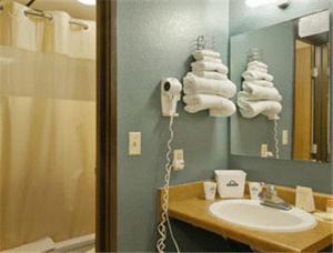 林垦日落酒店的浴室配有盥洗盆、镜子和毛巾