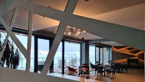 古多里蒙特酒店的用餐室设有桌椅和窗户。