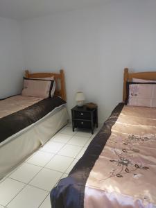 PomportChez Turnbulls的两张睡床彼此相邻,位于一个房间里