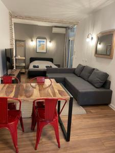 佩皮尼昂République - Dauder de Selva的客厅配有沙发、桌子和红色椅子