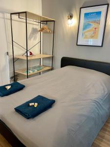 佩皮尼昂République - Dauder de Selva的一间卧室配有一张带蓝色毛巾的床