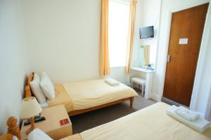 布莱克浦莫里西酒店的酒店客房设有两张床和电视。