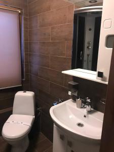 布克维Chalet Blanc的一间带卫生间和水槽的浴室