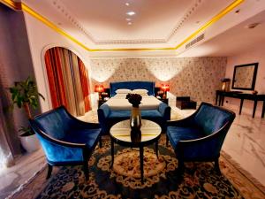 拉斯阿尔卡麦红树林酒店的一间带桌子和蓝色椅子的用餐室