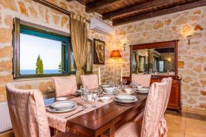 KhartátaXigia Escape villas的一间带木桌和椅子的用餐室