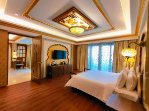 马哈巴利普拉姆Kaldan Samudhra Palace的一间大卧室,配有一张床和一台电视