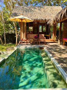 宋卡塔省帕拉度假村的一座带游泳池和遮阳伞的房子
