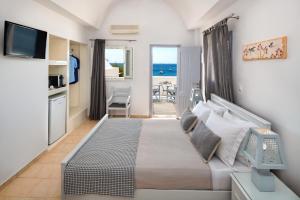 阿克罗蒂里阿克罗蒂里酒店的一间卧室配有一张床,享有海景