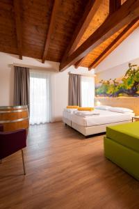德罗玛索阿格里图尔圣露西亚酒店的一间卧室设有两张床和木制天花板