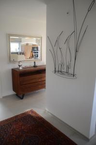 伊尔斯费尔德360 Grad - the view的一间带水槽和镜子的浴室