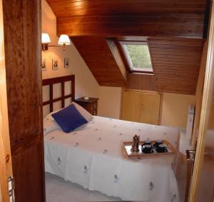 艾里拉瓦尔埃尔塔特公寓式酒店的一间卧室设有一张大床和窗户