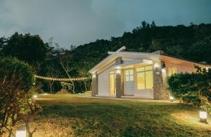 鹅銮鼻Linwu 05 墾丁包棟民宿的院子里有灯的小房子