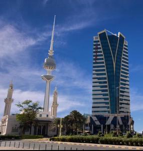 科威特Panorama Hotel Kuwait的一座有两座高楼和一座塔楼的城市
