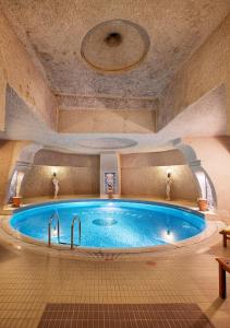 乌奇希萨尔喜萨卡亚奥特酒店的天花板客房内的大型热水浴池