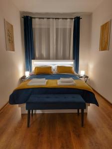 耶莱尼亚古拉Allewidok的一间卧室配有一张蓝色和黄色的大床