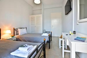 罗达Kerkyra Apartments的小房间设有两张床和盥洗盆
