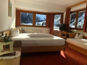 皮茨河谷圣莱昂哈德匹兹酒店的酒店客房设有两张床和电视。