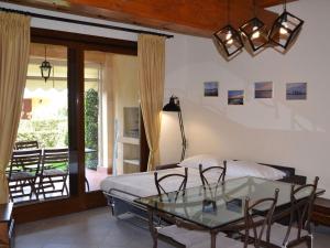 Well-kept ground floor apartment near Peschiera客房内的一张或多张床位