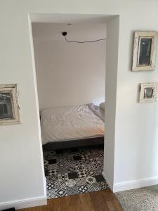波恩Kleines, gemütliches Haus in Bonn的一间卧室配有一张床,一扇门通往房间