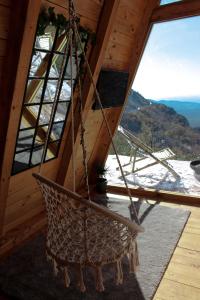 乌尔齐尼Horizon Lodge Medurec的窗户间内的吊床
