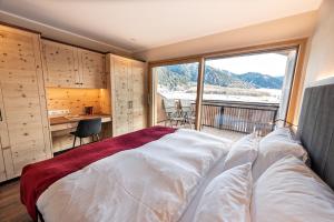 圣瓦伦蒂诺阿拉穆塔Silent Luxury Chalet LAIET的一间卧室设有一张大床和大窗户