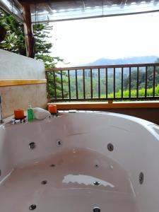 圣罗莎德卡瓦尔FINCA HOTEL DON JULIO的带阳台的浴室设有白色浴缸。