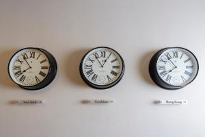 卡斯尔巴The Ellison的墙上有三个钟,有不同的时区