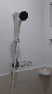 安蒂波洛Casa Erelle -1 Bedroom guest house #2的白色的客房设有水槽和淋浴