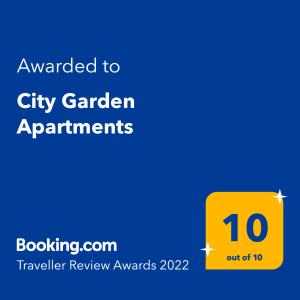 布加勒斯特City Garden Apartments的黄色标牌,文字要到城市花园公寓