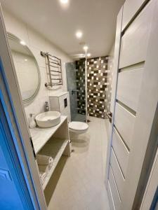 派尔努维斯洛斯酒店的一间带水槽、卫生间和镜子的浴室