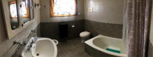 埃斯克尔Hospedaje Amilcar的带浴缸、卫生间和盥洗盆的浴室