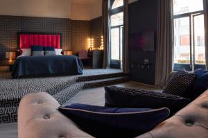 利物浦62 Castle Street Hotel的酒店客房带床、沙发以及一间卧室