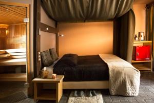 隆德泽尔Vakantiehuis wellness Oase的一间卧室配有一张大床和一张桌子